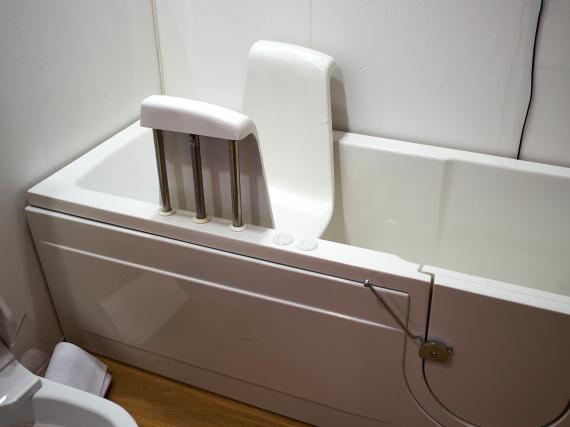 Baignoire pour salle de bains PMR : quel modèle choisir ?