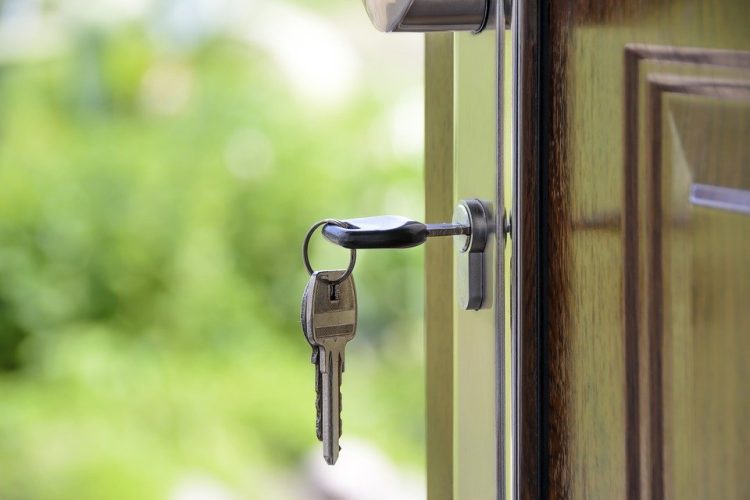 Est-ce qu’un locataire peut changer la serrure de la porte d’entrée ?