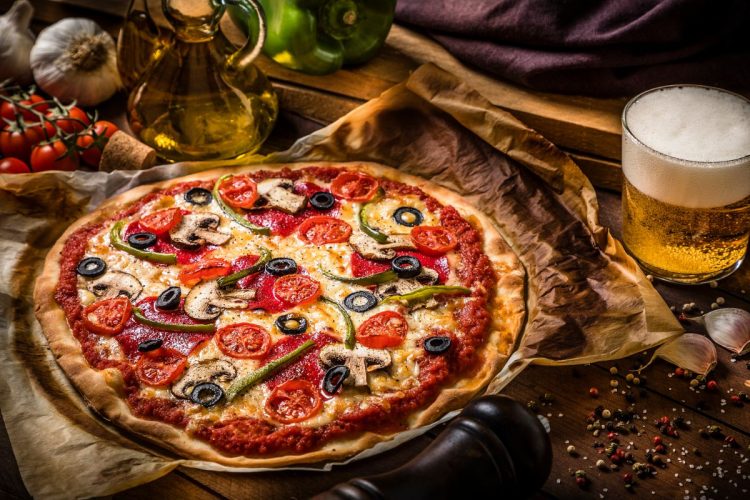 Quelle est la recette traditionnelle de la pizza à la sauce tomate ?