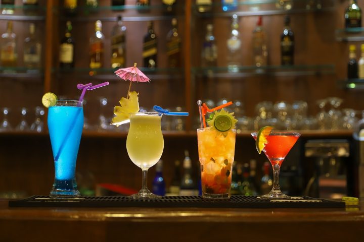 Art du bar : comment les cocktails signature deviennent-ils emblématiques ?