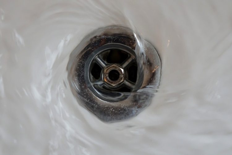 Réparer une douche bouchée : méthodes efficaces pour un débit optimal