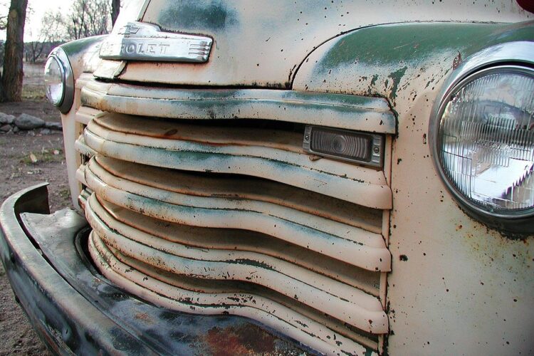 Pourquoi choisir un camion plateau pour vos transports de matériaux lourds ?
