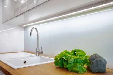 Crédence ou paroi : comment le verre transforme votre décoration intérieure ?