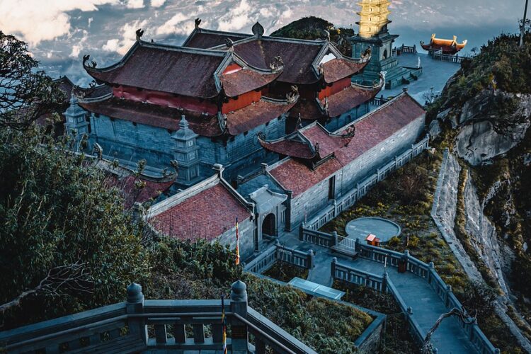 Béton ou bois : quel matériau choisir pour un escalier extérieur durable ?