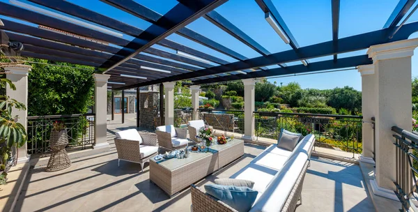 Aménager une terrasse suspendue : 5 idées design pratiques