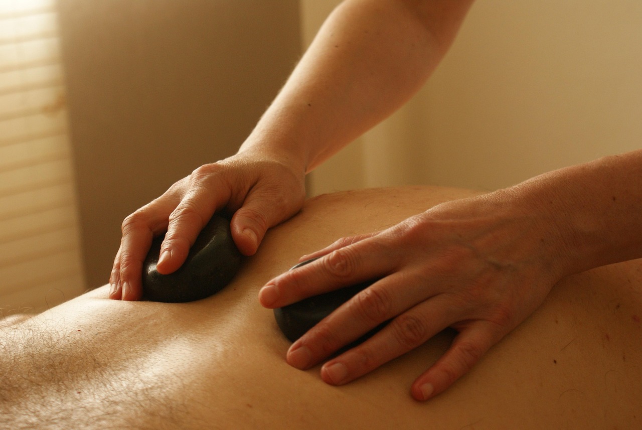 découvrez le massage intuitif, une expérience personnalisée qui répond à vos besoins corporels et émotionnels pour un bien-être optimal.