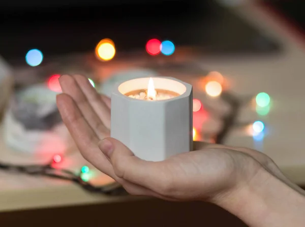 Bricolage facile : fabriquez des bougeoirs design en béton pour une ambiance tamisée