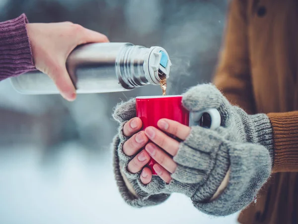 Pourquoi votre café refroidit moins vite dans un thermos ? La réponse est l&rsquo;isolation