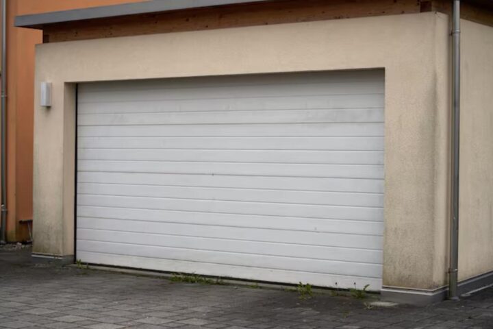 Comment choisir l&rsquo;isolation de ses portes de garage pour protéger son atelier