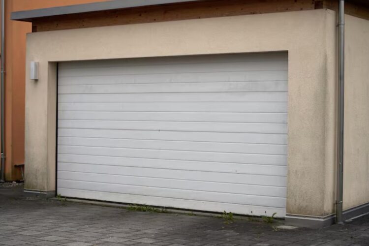 Comment choisir l&rsquo;isolation de ses portes de garage pour protéger son atelier