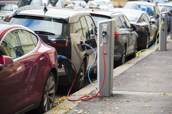 Borne publique et véhicule hybride : compatibilité