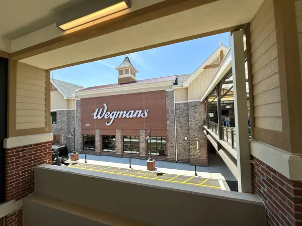 Ouvrant de façade à soufflet ou à la française : lequel choisir ?