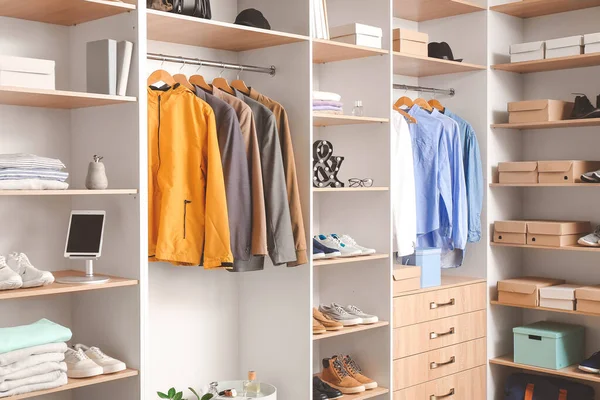 Top 10 des accessoires indispensables pour un dressing organisé