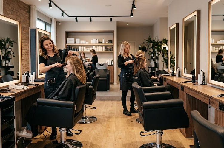 Faut-il investir dans du mobilier haut de gamme pour un salon de coiffure qui démarre ?