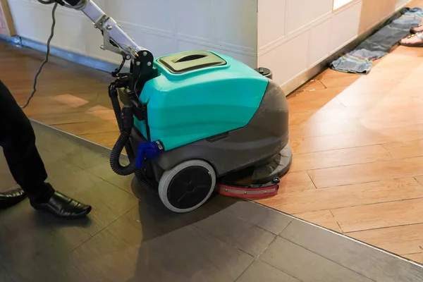 Autolaveuse professionnelle : comment choisir le bon modèle pour vos entrepôts ?