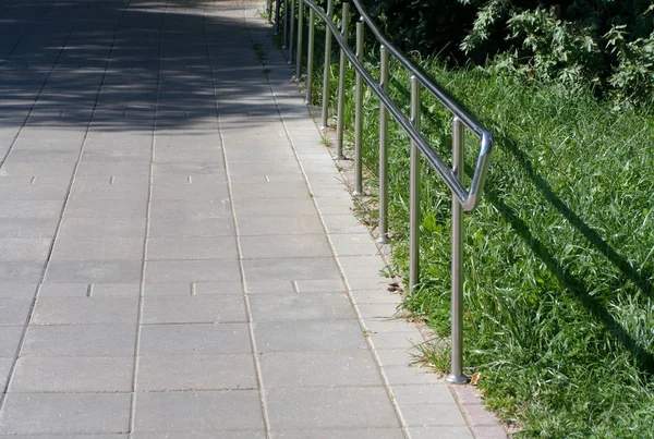 Faire poser du béton désactivé : pourquoi l&rsquo;artisan maçon reste indispensable ?