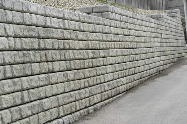 Comment habiller un mur de soutènement moche pour en faire un atout déco ?