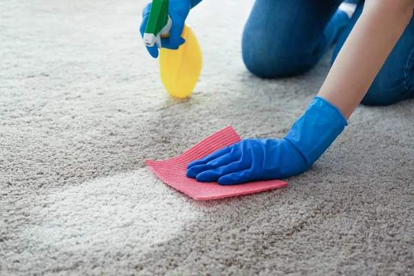 La recette miracle pour enlever une tache de vin rouge sur un tapis