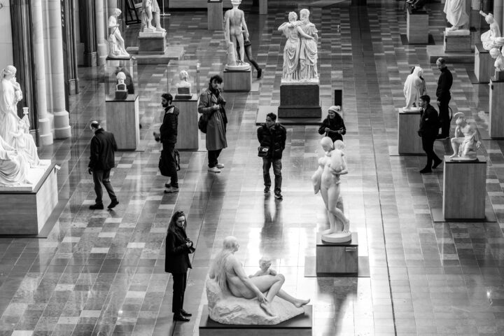 Exposer des artistes émergents : stratégie gagnante pour galerie d’art