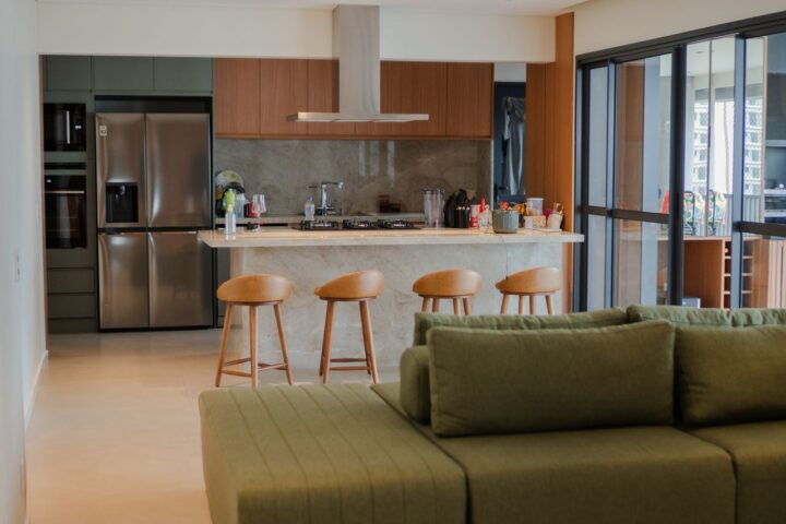 Cuisine ouverte sur salon : astuces pour éviter les odeurs sans cloisonner l’espace