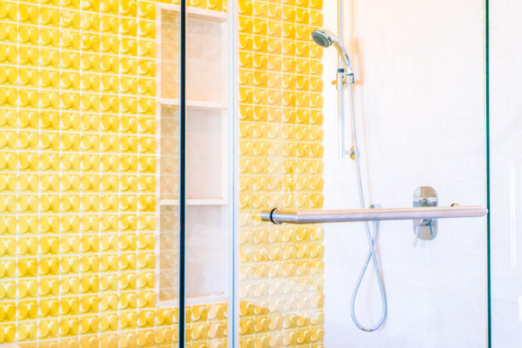 Étanchéité avant pose douche italienne en mosaïque