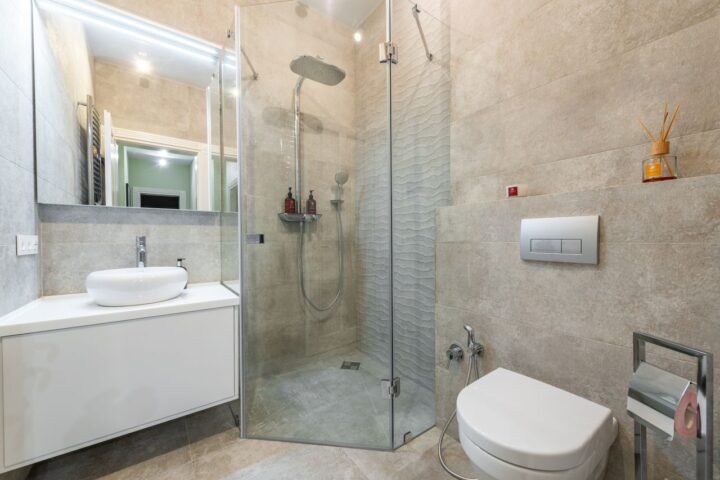 Protection calcaire des parois de douche : fini la raclette