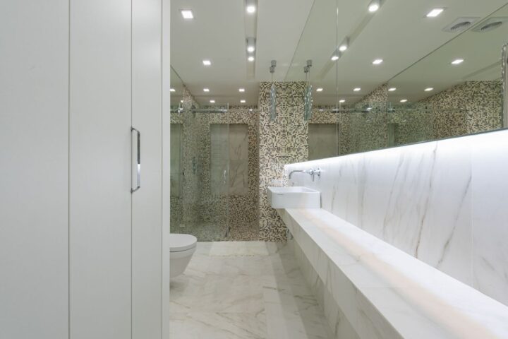 Habillage douche plafond : est-ce utile ?