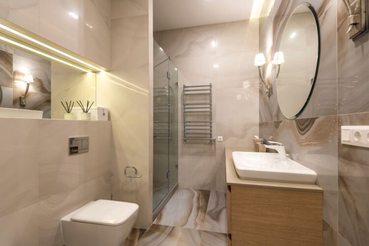 Habillage douche toute hauteur : éviter les moisissures