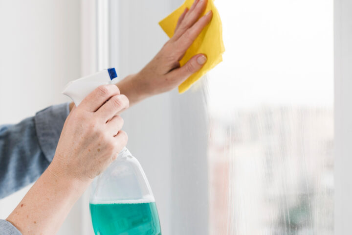 Produits nettoyants vitre propre : danger pour les joints