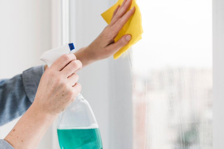 Produits nettoyants vitre propre : danger pour les joints