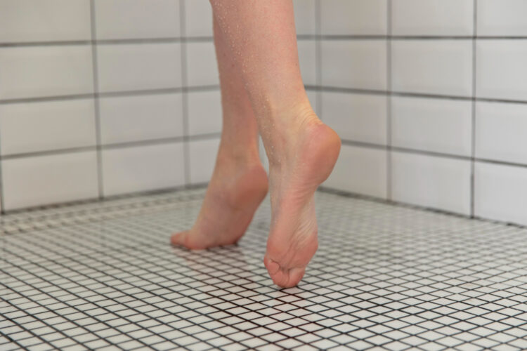 Sol antidérapant pour douche senior