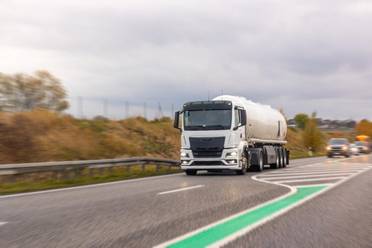 Déchets liquides corrosifs : quelles précautions lors du transport en citerne ?