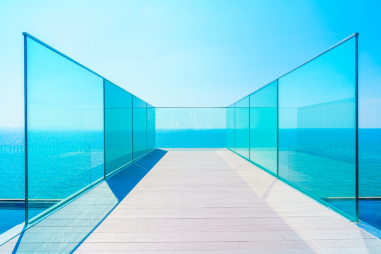 Palissade en verre dépoli : une clôture contemporaine pour terrasses
