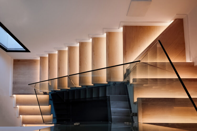 Le vertige sur un escalier verre : mythe ou réalité