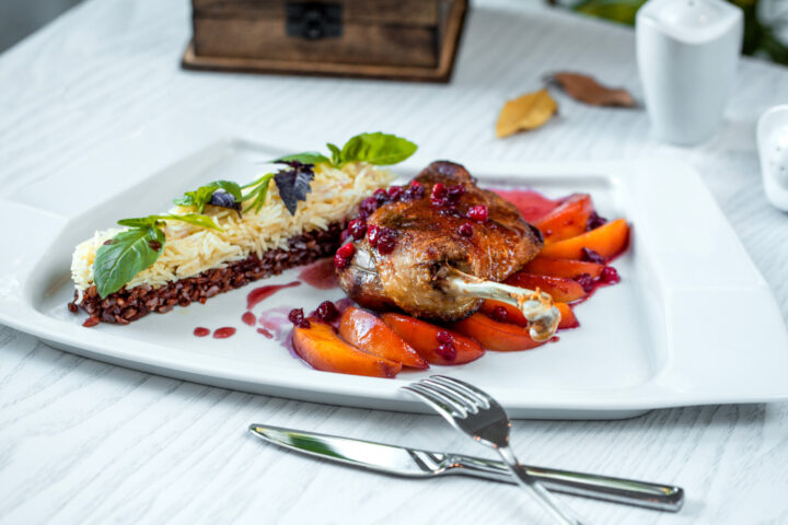 Comment bien choisir la forme de ses assiettes pour sublimer un plat