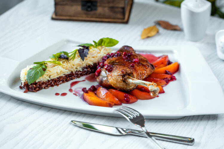 Comment bien choisir la forme de ses assiettes pour sublimer un plat