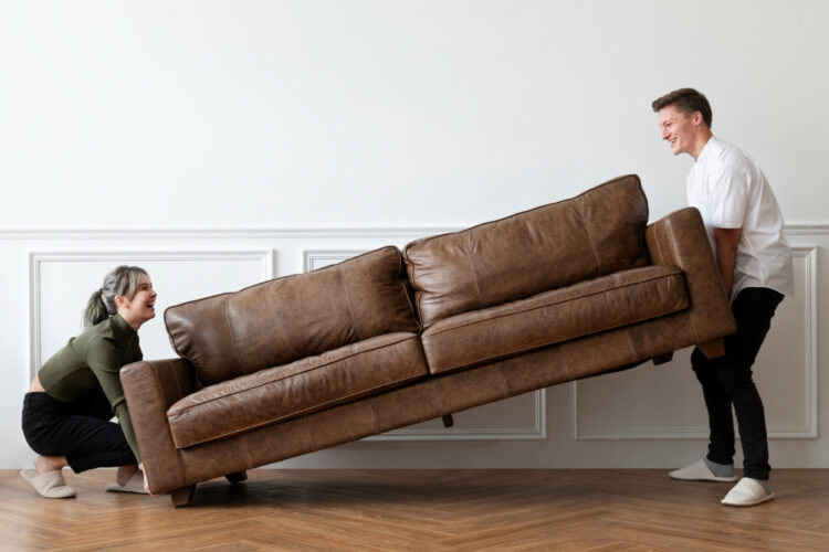 Canapé démodé : les astuces déco pour lui donner un style plus contemporain