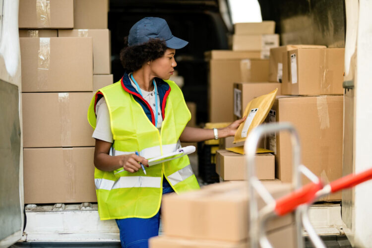 Dédouanement des marchandises : quelles étapes prévoir avant leur mise en circulation ?