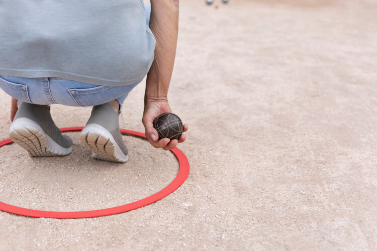 Terrain de pétanque dans son jardin : quelles dimensions prévoir pour jouer confortablement ?