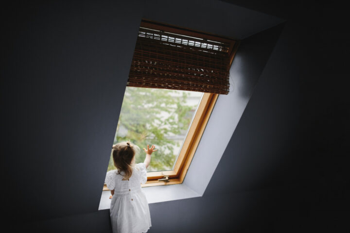 Pose de moustiquaire sur fenêtre de toit Velux : s&rsquo;endormir sans insectes sous les combles