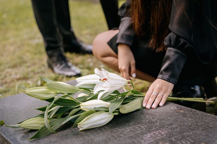 Hommage au défunt : faire un don à une association plutôt que des fleurs