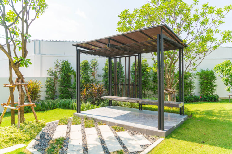 Pergola en fer forgé : le style romantique et intemporel pour votre terrasse