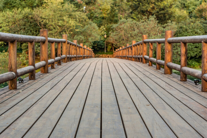 Quelle structure privilégier pour construire un pont en bois durable ?
