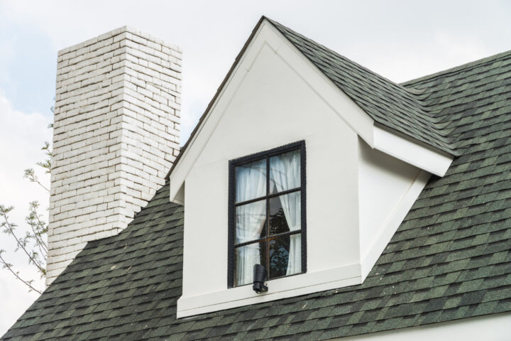 Toiture en bardeaux bitumineux (shingles) : pose et rénovation sur abri de jardin