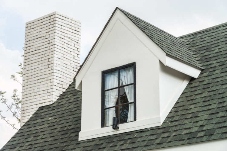 Toiture en bardeaux bitumineux (shingles) : pose et rénovation sur abri de jardin