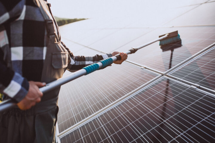 Entretien panneaux solaires : nettoyer les gouttières et abords de la toiture