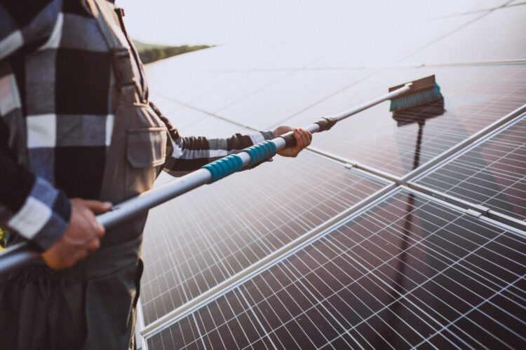 Entretien panneaux solaires : nettoyer les gouttières et abords de la toiture