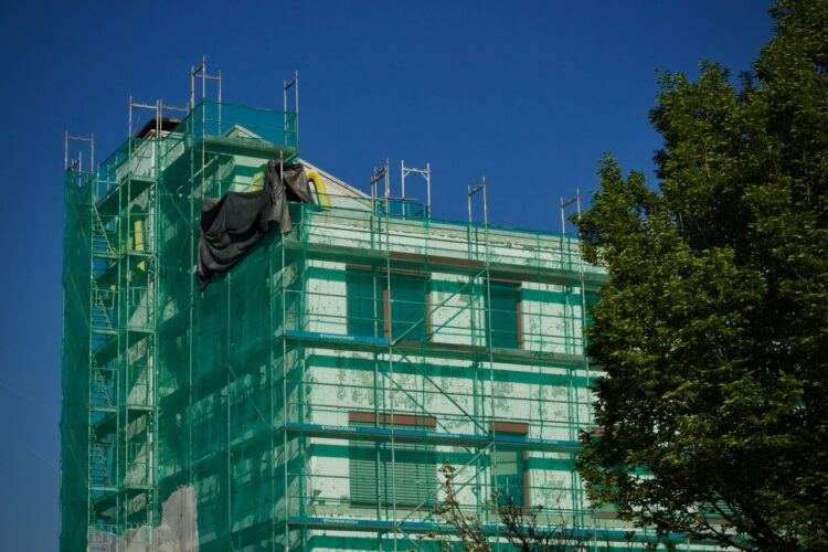 Filets de désamiantage pendant la construction : quelles zones faut-il protéger en priorité ?