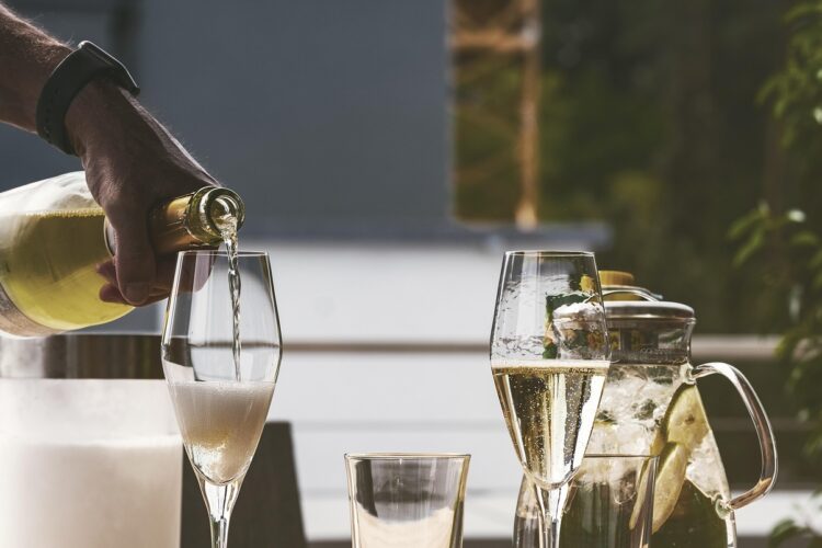 Comment estimer le nombre de bouteilles de champagne pour votre mariage ?