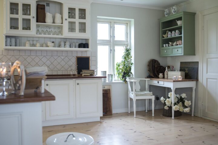 Meubles de cuisine avec tiroir range-couverts et compartiments de tri sélectif